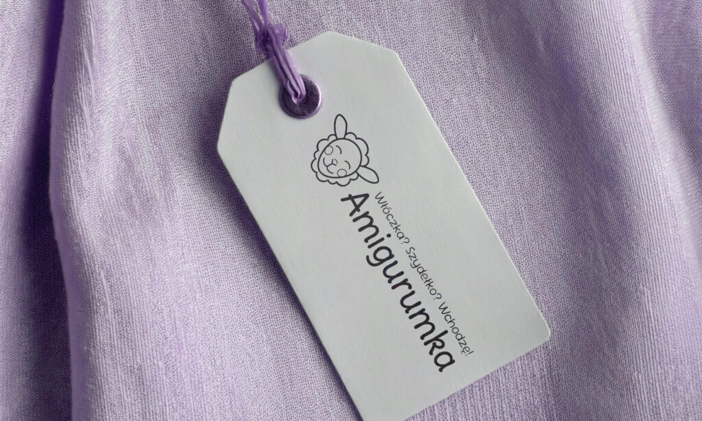 Prezentacja logo Amigurumki na etykiecie.