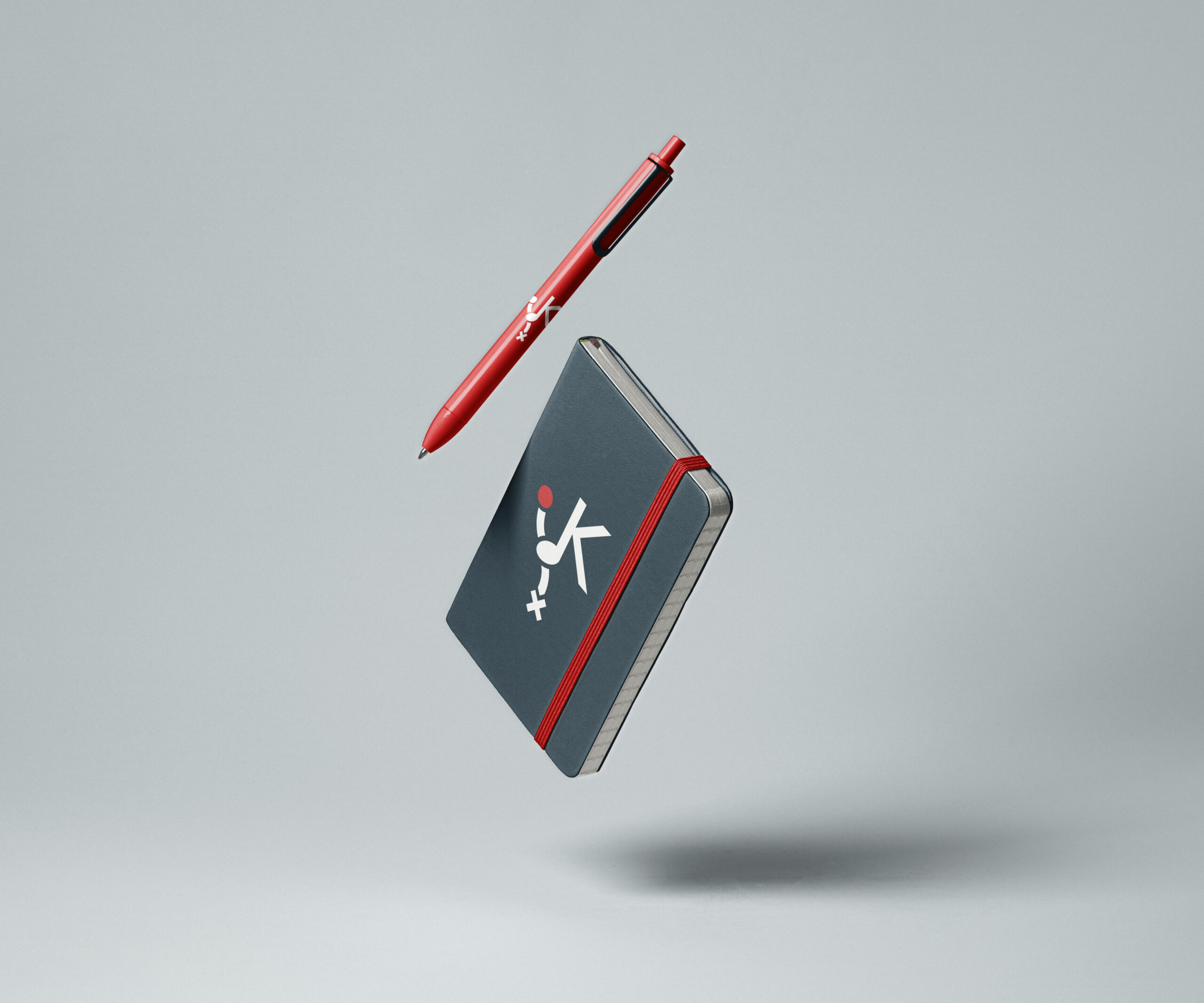 Prezentacja logo studia Kind Records – sygnet na długopisie i notesie.