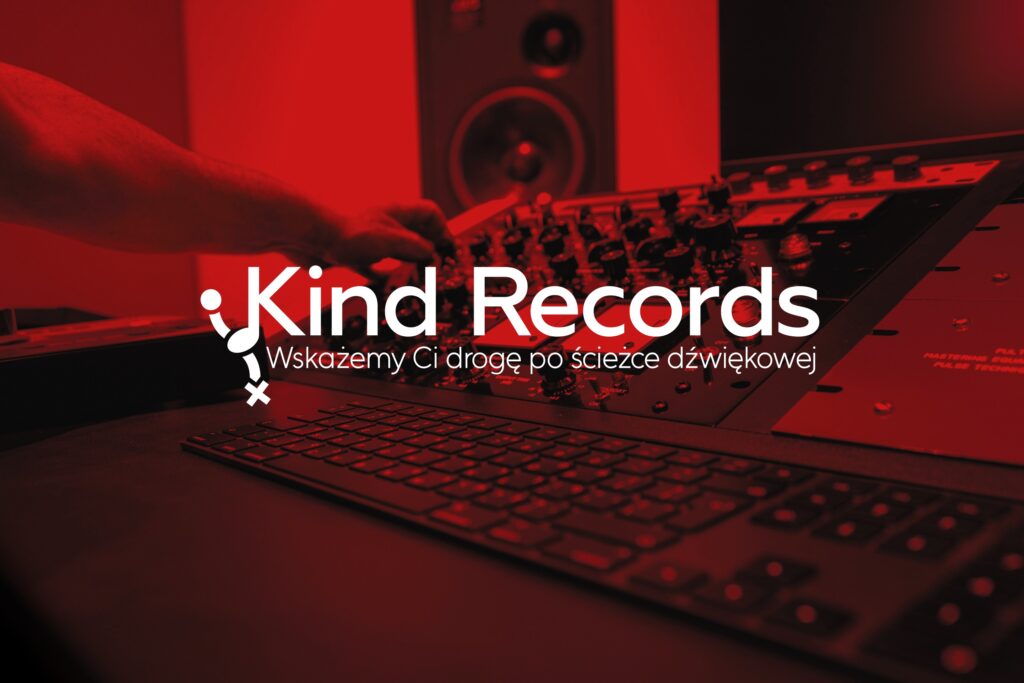 Logo studia nagraniowego Kind Records na tle czerwonego zdjęcia konsolety w studio nagraniowym.