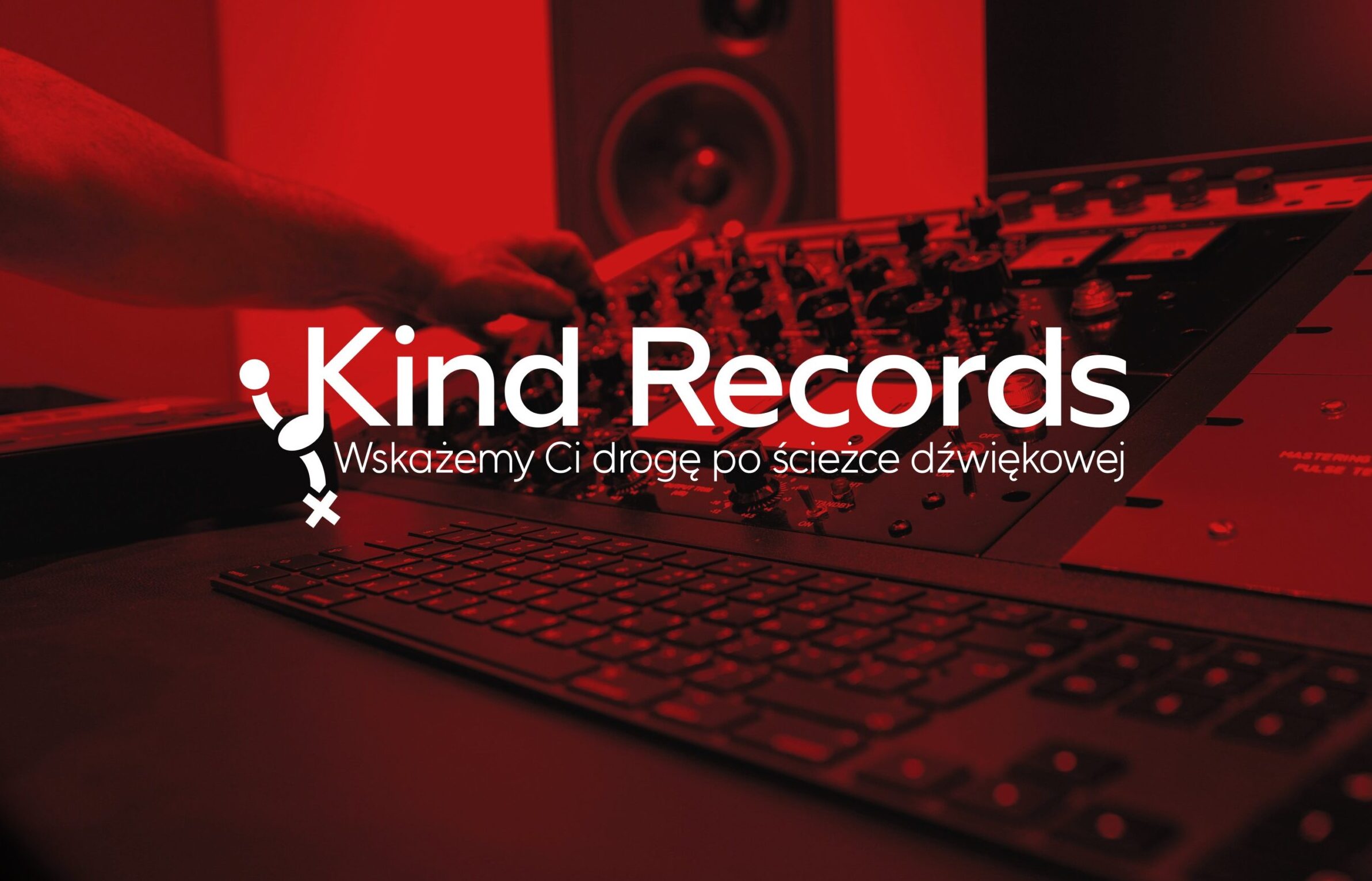 Logo studia nagraniowego Kind Records na tle czerwonego zdjęcia konsolety w studio nagraniowym.